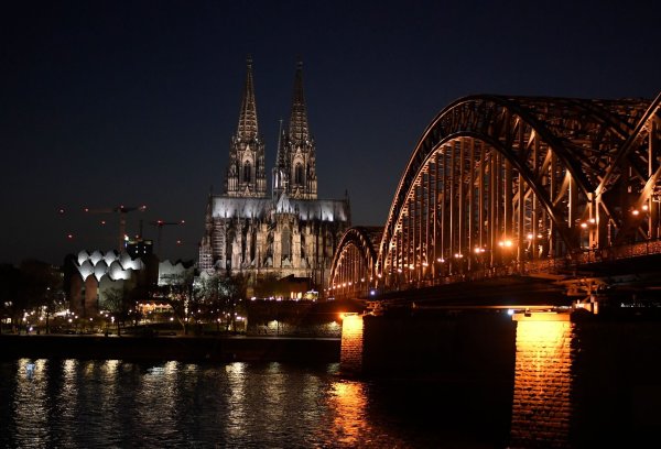 Der prächtig beleuchtete Kölner Dom. Einmal im Jahr wird das Licht als Zeichen für den Klimaschutz für eine Stunde ausgeschaltet. (Archivbild) - © Roberto Pfeil/dpa