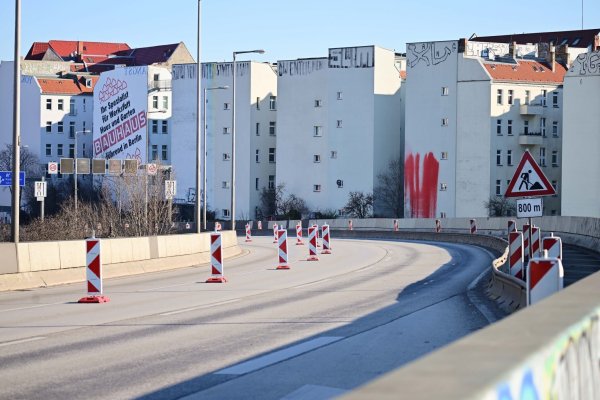 Seit Mittwochabend ist die Stadtautobahnbrücke der A100 voll gesperrt. - © Sebastian Gollnow/dpa
