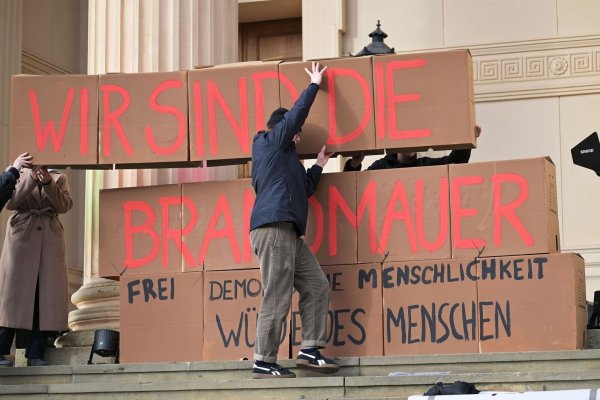 In Kommunalparlamenten im Osten grenzen sich die restlichen Parteien ähnlich stark von der AfD ab wie im Westen, sagen Forscher. (Archivbild) - © Michael Bahlo/dpa
