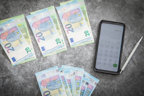 Freizeit, Lebensmittel, Miete: Beim Cash Stuffing wird das verfügbare Einkommen unterschiedlichen Ausgabenbereichen zugeteilt. - © Christin Klose/dpa-tmn