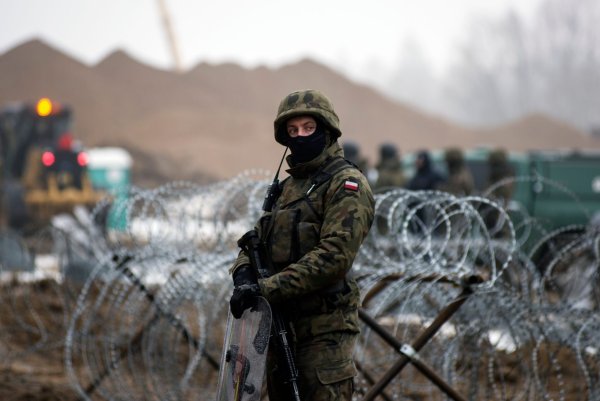Ein bewaffneter polnischer Soldat an der Grenze zu Belarus (Archivbild). - © Attila Husejnow/SOPA Images via ZUMA Press Wire/dpa