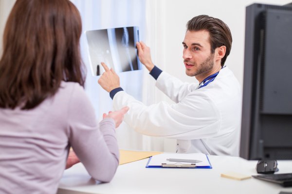  Ein Arzt unterhält sich einer Patientin. - © Symbolbild: Christin Klose/dpa