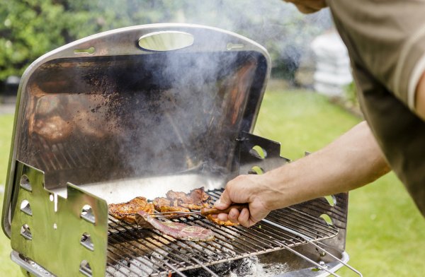 Kommt bald lieber die Wildbratwurst auf den Grill? - © Monique Wüstenhagen/dpa