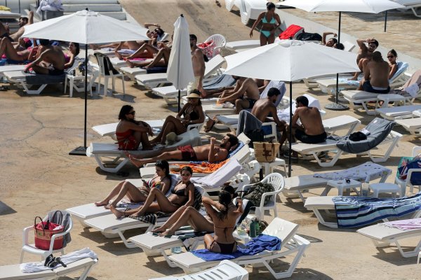 Der Eintritt zum Beiruter Strandclub "Sporting" kostet in diesem Jahr mindestens 30 Euro. - © Marwan Naamani/dpa