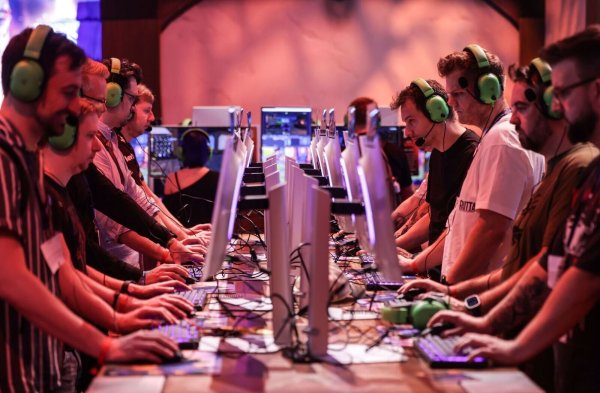 Neue Spiele testen wie hier bei der Gamescom 2024 - das ist auch bei der diesjährigen Gaming-Messe möglich. - © Oliver Berg/dpa