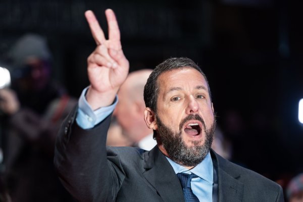 Hat gut lachen und Grund für eine Siegerpose: Adam Sandler ist mit «Happy Gilmore 2» ein erfolgreiches Sequel gelungen. (Archivbild) - © Hannes P. Albert/dpa
