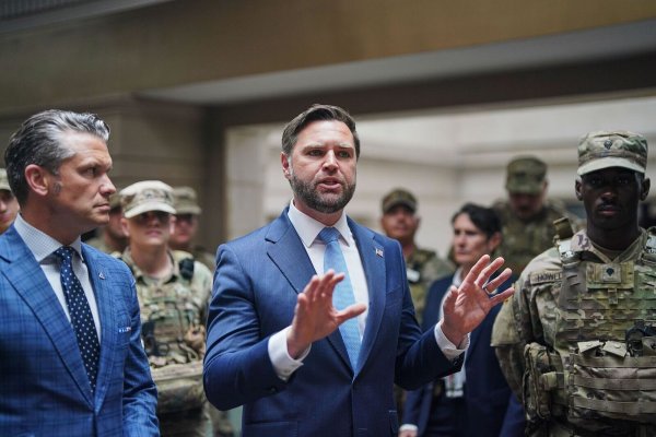 Verteidigungsminister Hegseth (l) und Vizepräsident Vance sprechen im Hauptbahnhof von Washington mit Mitgliedern der Nationalgarde. - © Alexander Drago/Pool Reuters/AP/dpa