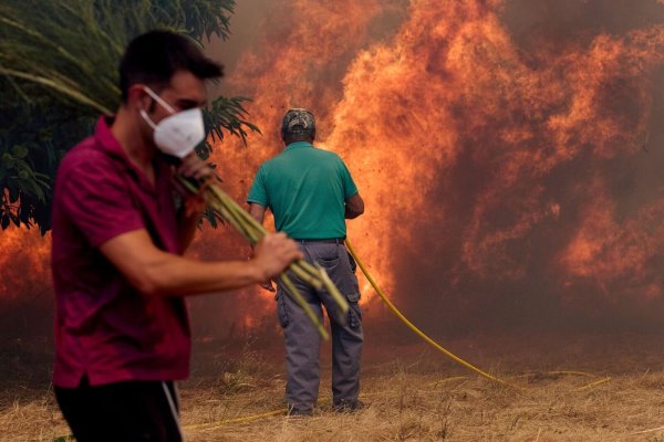Einwohner kämpfen gegen ein Feuer, das sich auf das Dorf Rebordondo in der Nähe von Ourense im Nordwesten Spaniens ausbreitet. - © Pablo Garcia/AP/dpa