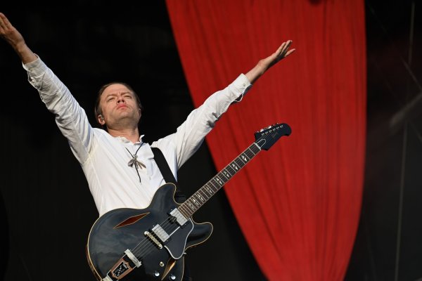 Die Rockband Mando Diao mit Frontmann Björn Dixgård hat kommende Konzerte abgesagt. (Archivbild) - © Lars Penning/dpa