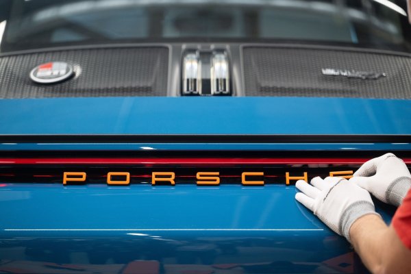 Porsche will laut einen «Spiegel»-Bericht Batterie-Tochter Cellforce fast komplett abwickeln. (Archivbild) - © Marijan Murat/dpa