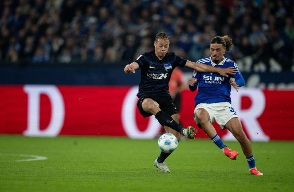 Schalke und Hertha lieferten sich ein temporeiches Spiel. - © Fabian Strauch/dpa