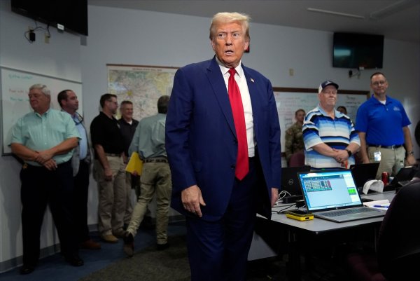 Der republikanische Präsidentschaftskandidat Donald Trump während seines Besuchs einer Notfallbehörde in Georgia - der Bundesstaat wurde von Sturm «Helene» schwer getroffen. - © Evan Vucci/AP/dpa