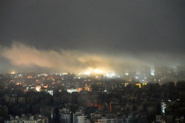 Israels Armee greift im Libanon weiter Ziele an. - © Bilal Hussein/AP/dpa