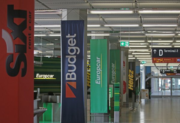 Mietwagenschalter am Flughafen. Die Preise sinken weiter, allerdings nicht mehr so schnell wie in den vergangenen Jahren. - © Oliver Berg/dpa