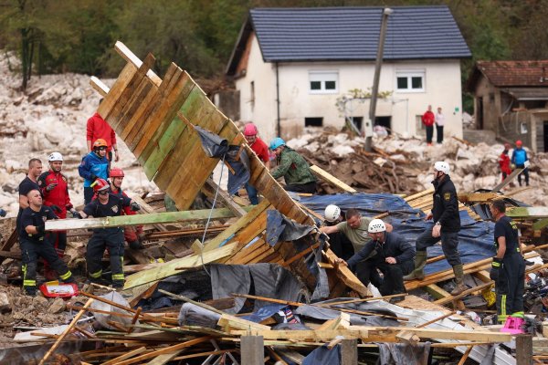 Bei Überschwemmungen und Erdrutschen in Bosnien-Herzegowina kamen mindestens 16 Menschen ums Leben. - © Armin Durgut/AP