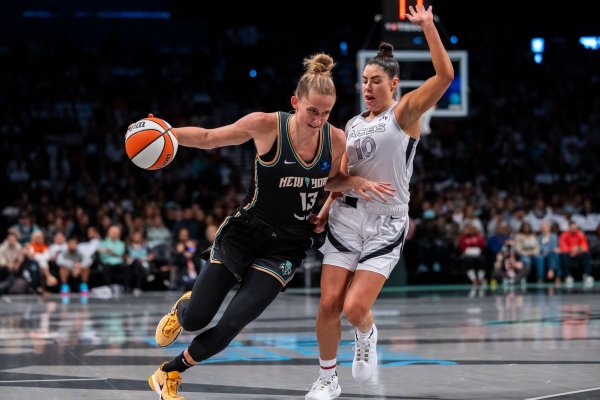 Leonie Fiebich (l) muss in den WNBA-Playoffs mit den New York Liberty in ein viertes Halbfinale gegen Las Vegas. - © Corey Sipkin/AP/dpa