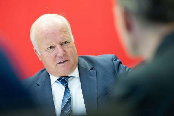 Peter Weiß kennt den Sozialbereich aus dem Effeff - nun will er die Sozialversicherung im Grundgesetz verankern. - © Sebastian Gollnow/dpa