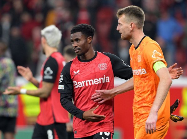 Torwart Lukas Hradecky (r.) war nach dem Remis von Bayer Leverkusen sauer - © Federico Gambarini/dpa