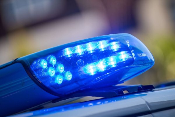 Einen Transporter mit 60 ungesicherten Gasflaschen hat die Polizei aus dem Verkehr gezogen. (Symbolfoto) - © Lino Mirgeler/dpa