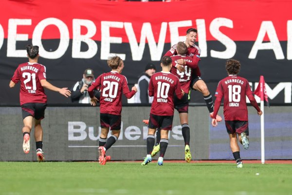 Die Nürnberger Spieler bejubeln das Siegtor zum 3:2. - © Daniel Löb/dpa