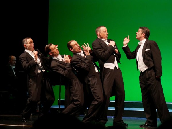 Witzig inszeniert: In „Mein kleiner grüner Kaktus" beschwert sich „Herr Krause vom Nachbarhause" alias Stephan Clemens (rechts). Mit im Bild (von links): Pianist Ralf Schurbohm, Björn Christian Kuhn, Markus Schneider, Götz van Ooyen und Klaus Philipp. - © Thomas Krügler