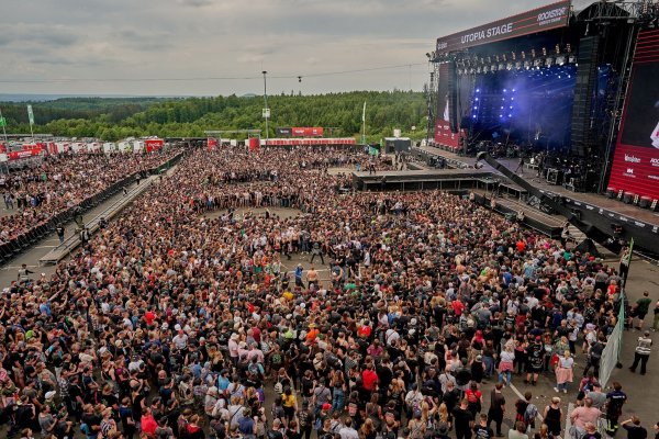 Rockfans tanzen vor der Hauptbühne des Open-Air-Festivals «Rock am Ring». - © Thomas Frey/dpa/Archivbild