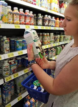 Am Regal vor der Wahl: Die Biomilch aus der Eben-Ezer-Molkerei in Lippe steht unter dem Zeichen Lippequalit&auml;t f&uuml;r regionales und nachhaltiges Wirtschaften. - &copy; Bernhard Preu&szlig;