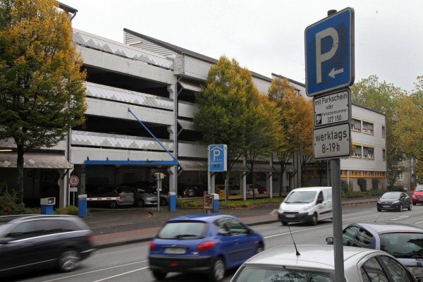 Wird abgerissen: Das Parkhaus "Hornsche Straße" ist marode. - © Bernhard Preuß