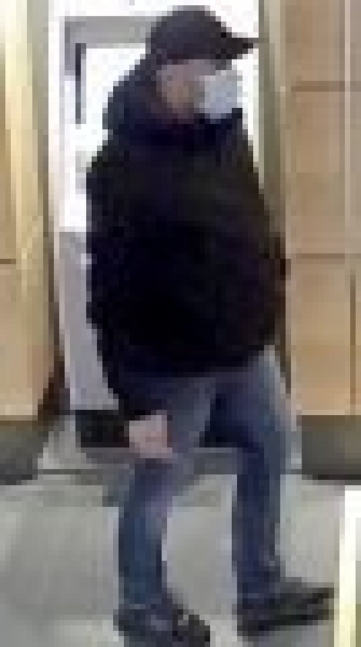 Diesen Mann sucht die Kriminalpolizei Lemgo. - © Polizei