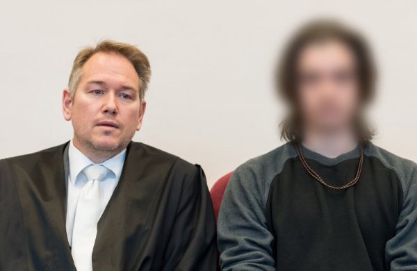 Der Angeklagte muss sich wegen Totschlags an seiner 31-jährigen Freundin vor dem Detmolder Landgericht verantworten. - © dpa
