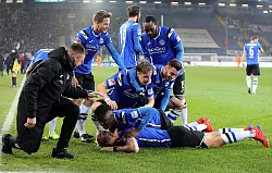 Fabian Klos wird nach dem 2:0 umjubelt. - © Wolfgang Rudolf