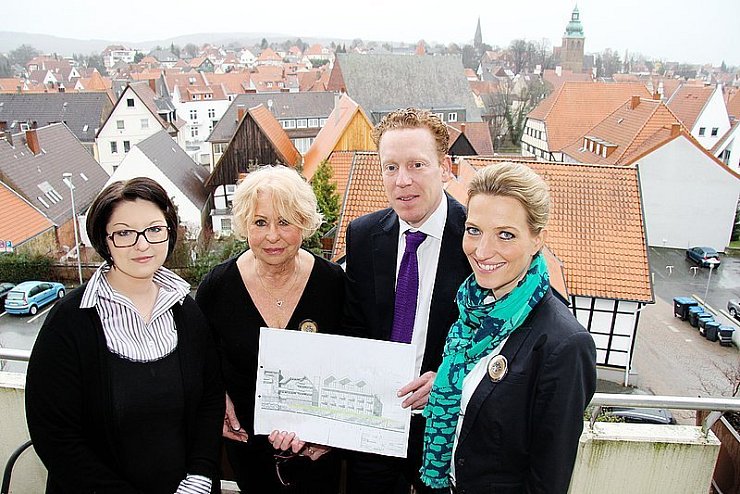 Den soll der Anbau den Gästen des "Lippischen Hofs" vom Frühjahr 2014 an bieten, planen (von links) Verkaufsleiterin Nadia Al-Tinawi, Senior-Chefin Ilse Walter-Steffen und Inhaber Christian und Madlen Steffen. - © 