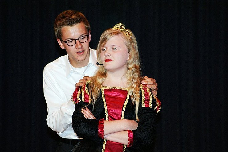 Königin Elisabeth I. (Doreen Beine) mit Verehrer Robert Devereux (Christopher Schwer). - © Foto: Schneider