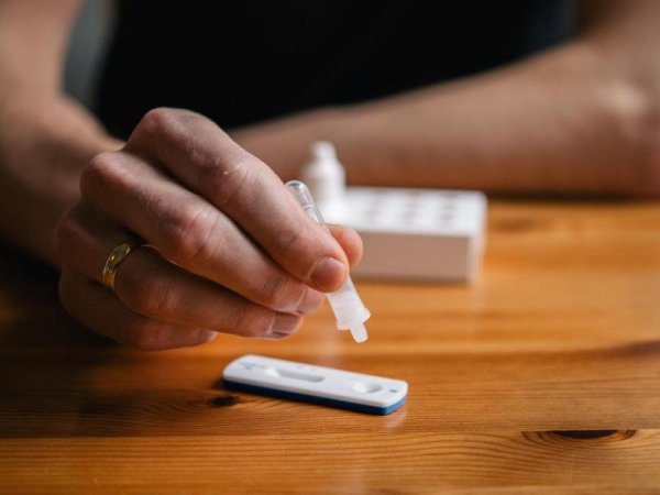 Beim Selbsttest gibt es einiges zu beachten - © Foto: Zacharie Scheurer/dpa-tmn