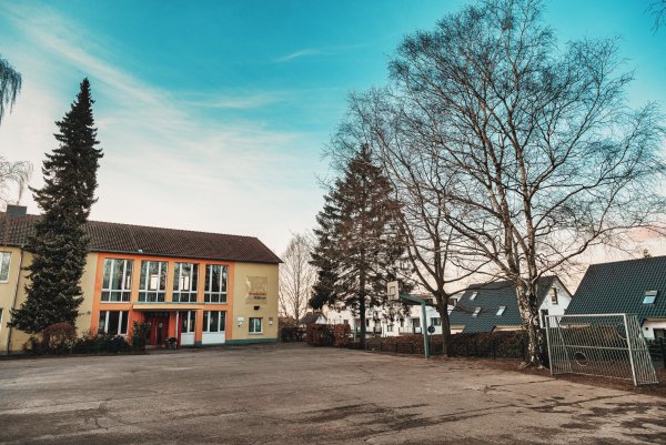 Die Stadt möchte die Container auf dem Schulhof der Grundschule Hiddesen aufstellen.
- © Torben Gocke