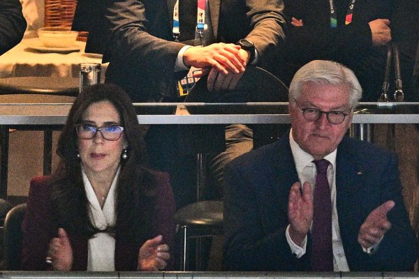 Bundespräsident Frank-Walter Steinmeier und Dänemarks Königin Mary verfolgen das Finale. - © Tom Weller/dpa