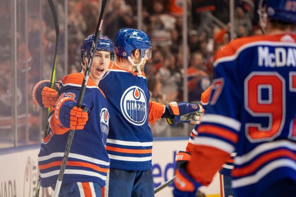 Spieler der Edmonton Oilers, Ryan Nugent-Hopkins (l-r), Leon Draisaitl und Connor McDavid feiern nach einem Tor. - © Amber Bracken/The Canadian Press/AP/dpa
