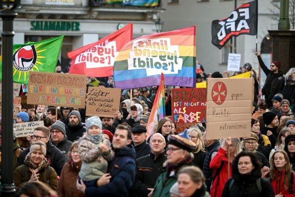 Auch hier in Wittenberg gingen Tausende Menschen gegen Rechts auf die Straße. Unter ihnen auch Ministerpräsident Reiner Haseloff. - © Heiko Rebsch/dpa