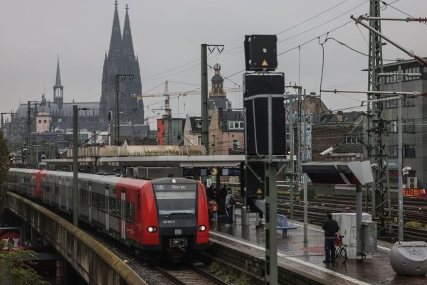 Eine Signalstörung sorgte im Raum Köln bis in die Nacht für Probleme im Regionalverkehr. (Archivbild) - © Oliver Berg/dpa