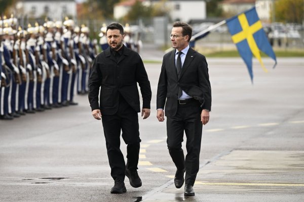 Der ukrainische Präsident Wolodymyr Selenskyj (links) wurde am Mittwoch von Regierungschef Ulf Kristersson (rechts) in Linköping begrüßt. - © Fredrik Sandberg/TT News Agency via AP/dpa