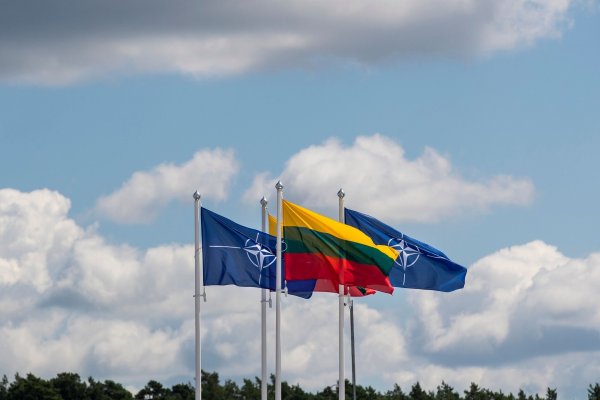 Wetterballons haben den Flugverkehr über dem Flughafen von Litauens Hauptstadt Vilnius gestört. (Symbolbild) - © Mindaugas Kulbis/AP/dpa