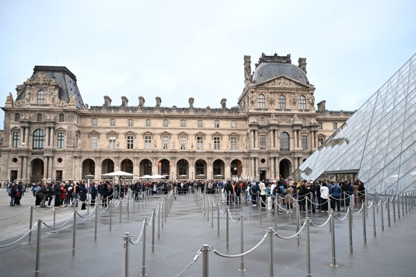 Nach dem Juwelendiebstahl im Pariser Louvre-Museum gehen die Ermittler von einer gut organisierten Bande aus. - © Emma Da Silva/AP/dpa