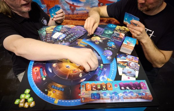 Brettspiele sind nach Branchenangaben weiter stark gefragt. - © Bernd Thissen/dpa