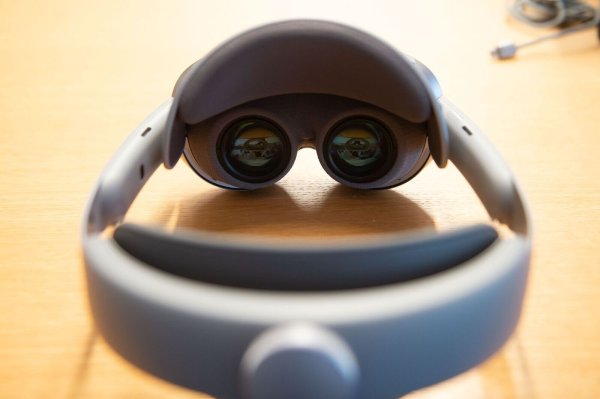 Die neue Samsung-Brille - hier zu sehen ihr Prototyp aus dem Frühjahr - gibt es deutlich günstiger als Apples Vision Pro. - © Andrej Sokolow/dpa
