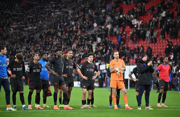 Enttäuschte Gesichter nach der 2:7-Niederlage in der Champions League. - © Bernd Thissen/dpa