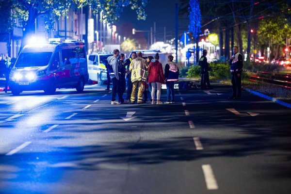 Einsatzkräfte versorgen mehrere Menschen nach einer Schießerei in Hannover. - © Moritz Frankenberg/dpa