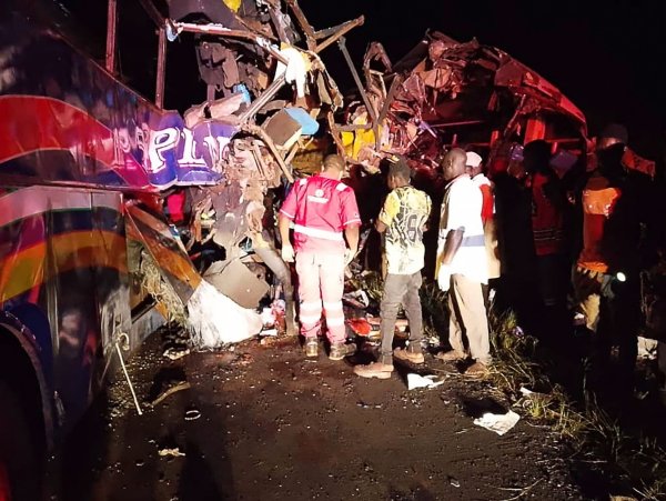 Die Fahrzeuge wurden schwer beschädigt. - © Uncredited/Uganda Red Cross/AP/dpa