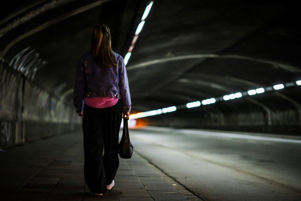 Frauen fühlen sich im öffentlichen Raum häufiger unsicher als Männer. - © Christoph Reichwein/dpa