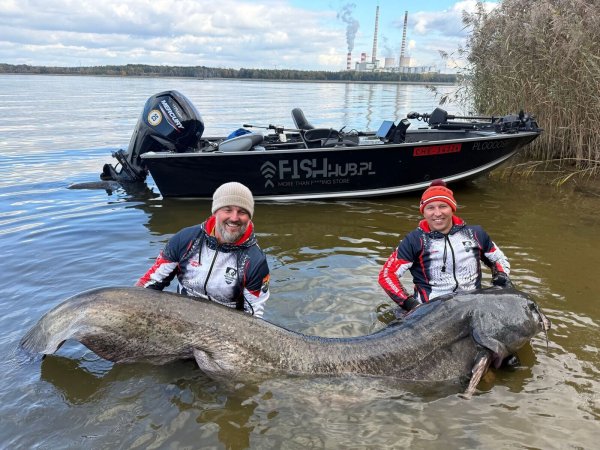 Zwei Angler in Polen haben einen fast drei Meter langen Wels gefangen. (Foto Handout) - © Polska Akademia Wedkarska/dpa