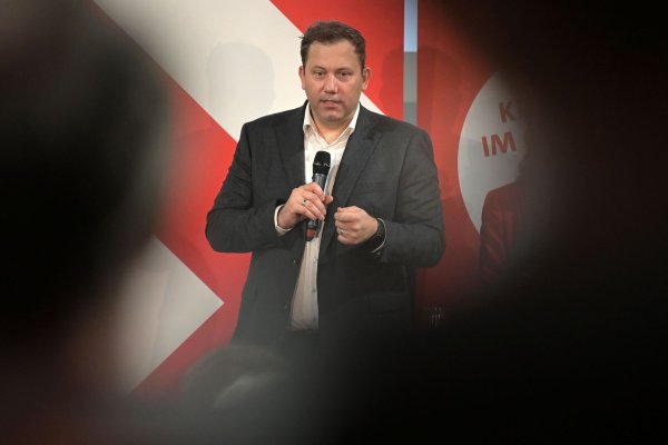 Vizekanzler und SPD-Chef Lars Klingbeil will die deutsche Autoindustrie in der Krise unterstützen. - © Michael Bahlo/dpa